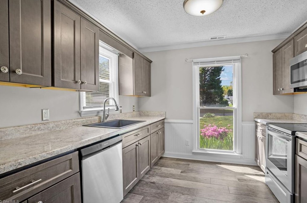 118 Cambridge Square Ln, Kernersville NC  27284-2312 exterior