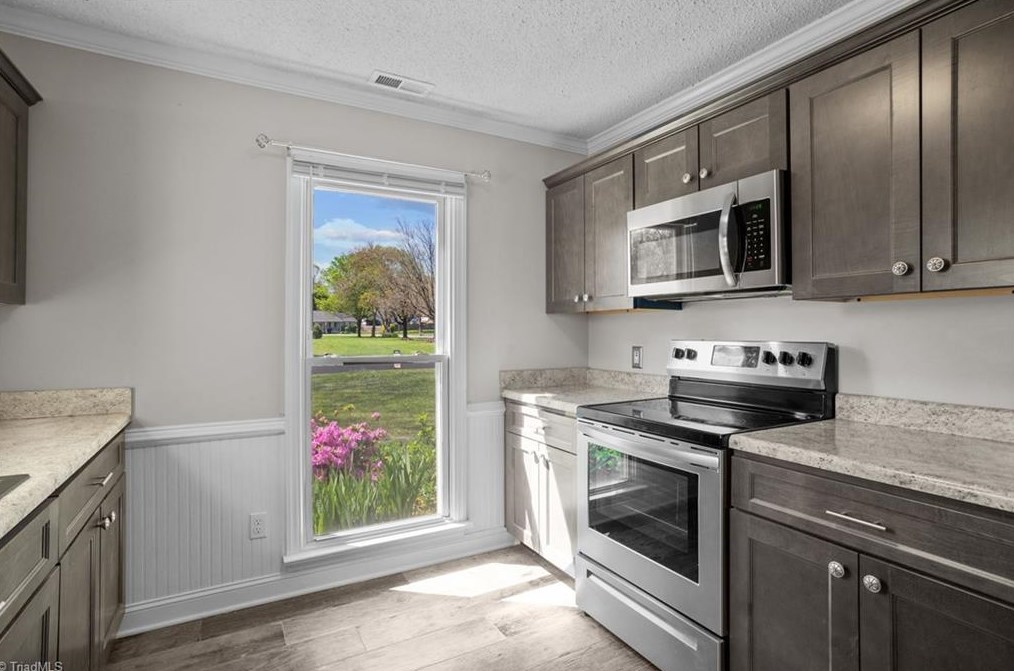 118 Cambridge Square Ln, Kernersville NC  27284-2312 exterior
