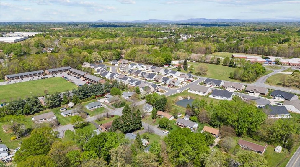 118 Cambridge Square Ln, Kernersville NC  27284-2312 exterior