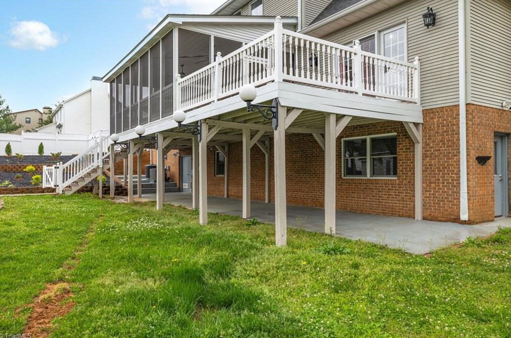 194 Old Farm Rd, Thomasville NC  27360-9423 exterior