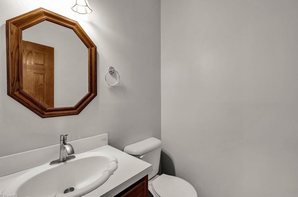 194 Old Farm Rd, Thomasville NC  27360-9423 exterior