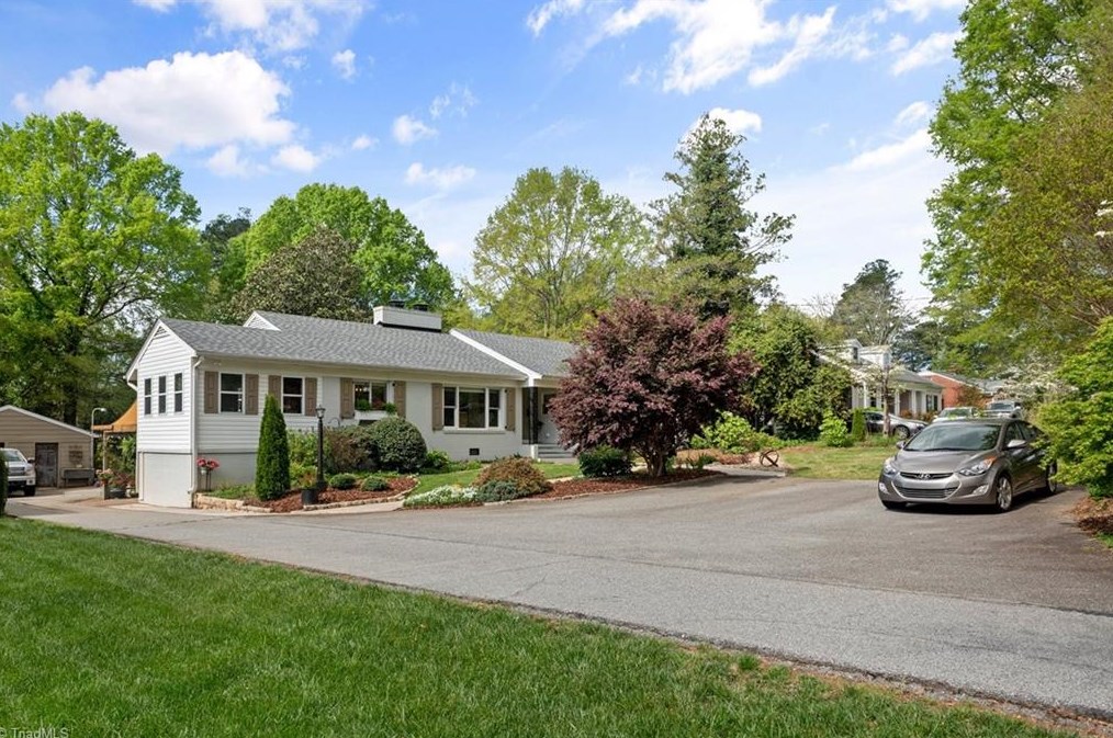 3811 Friendly Ave, Greensboro NC  27410-5641 exterior
