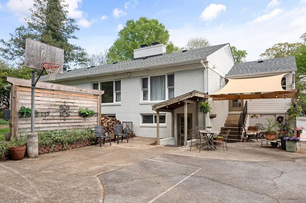 3811 Friendly Ave, Greensboro NC  27410-5641 exterior