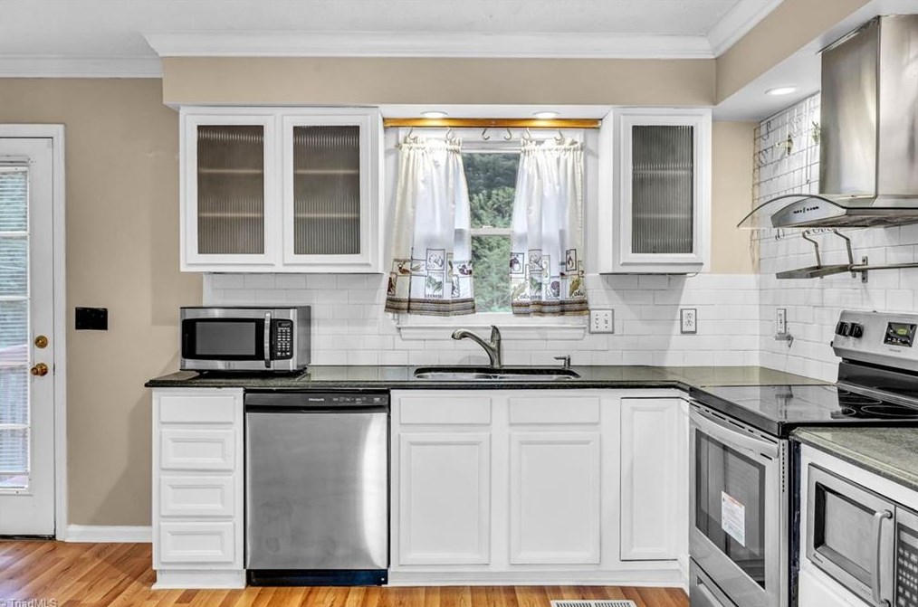 2534 White Fence Way, High Point NC  27265-9307 exterior