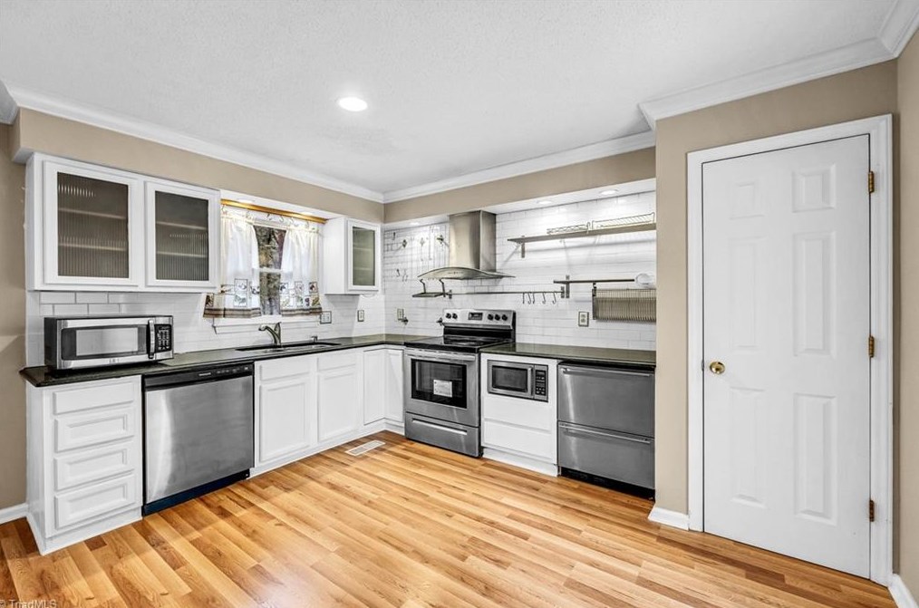 2534 White Fence Way, High Point NC  27265-9307 exterior