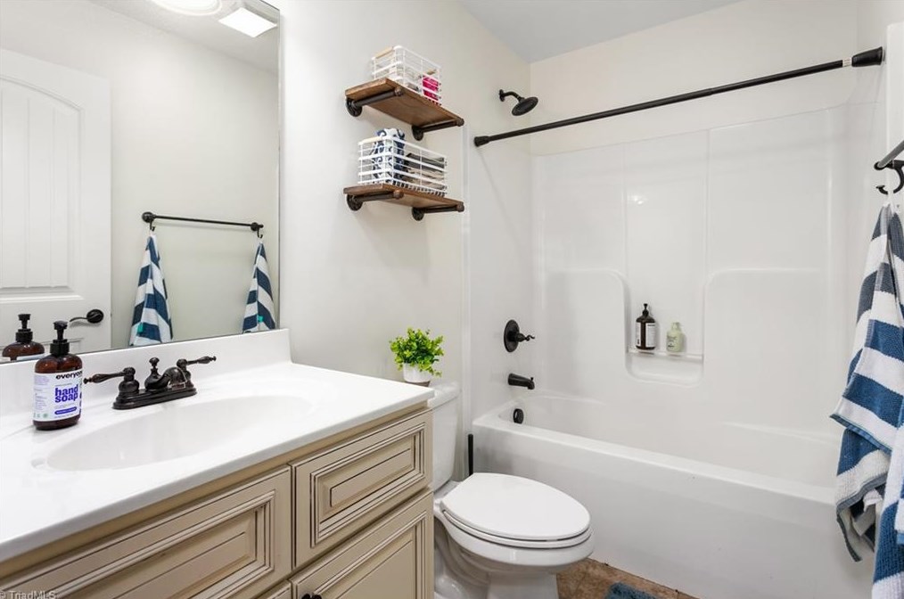 114 Camino Dr, Thomasville NC  27360-6380 exterior