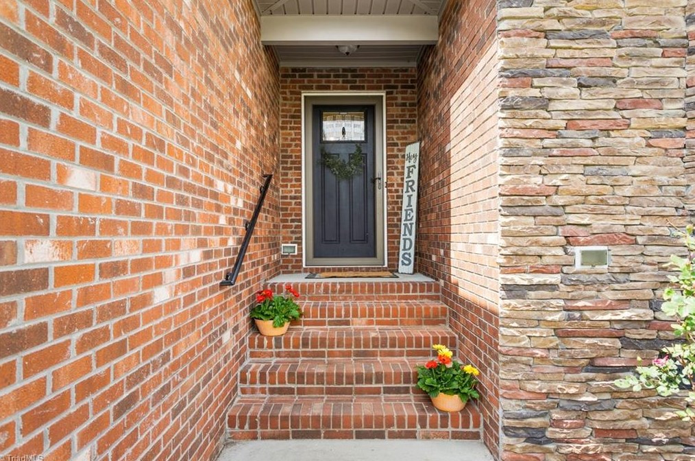 114 Camino Dr, Thomasville NC  27360-6380 exterior