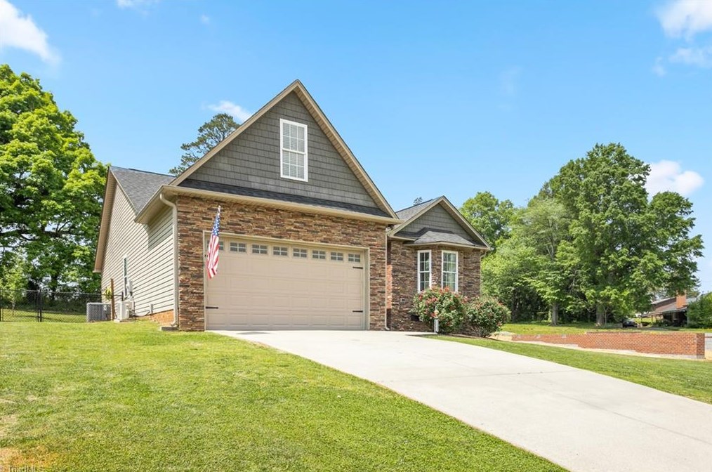 114 Camino Dr, Thomasville NC  27360-6380 exterior