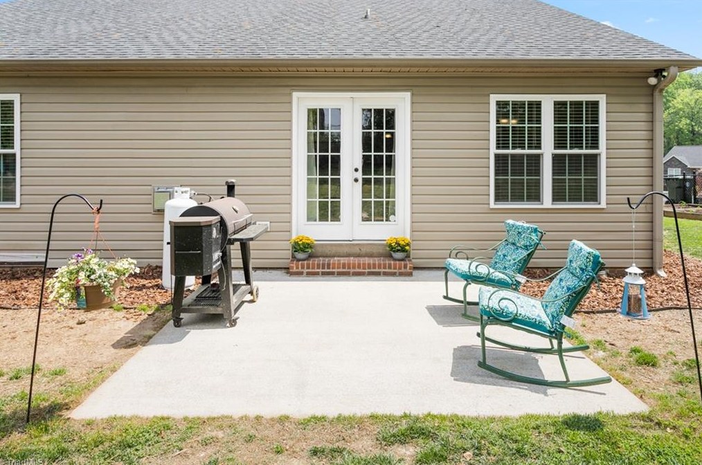 114 Camino Dr, Thomasville NC  27360-6380 exterior