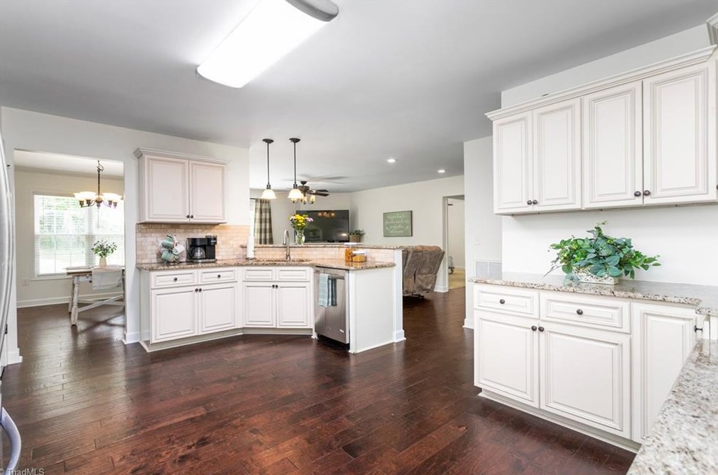 114 Camino Dr, Thomasville NC  27360-6380 exterior