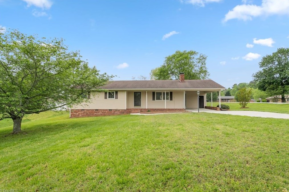 1018 Robert Ln, High Point NC  27263-3300 exterior