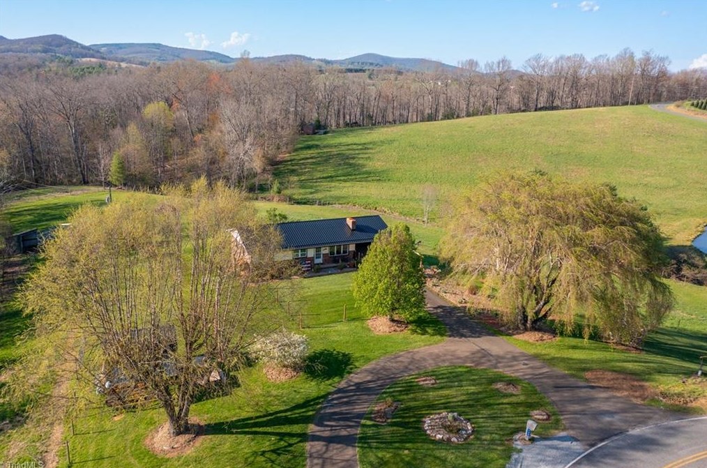 135 Rivers Edge Rd, Edwards Crossroads NC  28675-9766 exterior