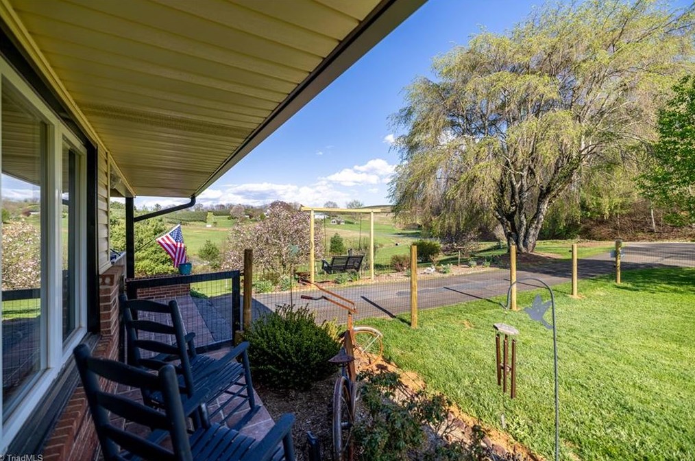 135 Rivers Edge Rd, Edwards Crossroads NC  28675-9766 exterior