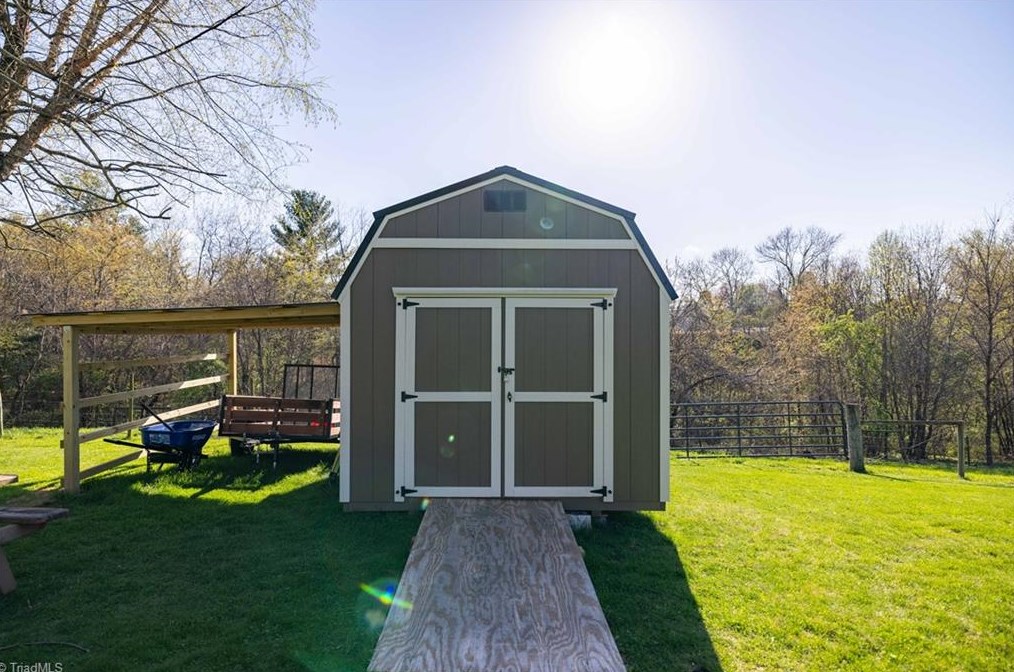 135 Rivers Edge Rd, Edwards Crossroads NC  28675-9766 exterior