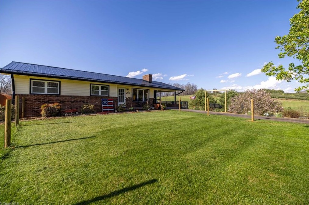 135 Rivers Edge Rd, Edwards Crossroads NC  28675-9766 exterior