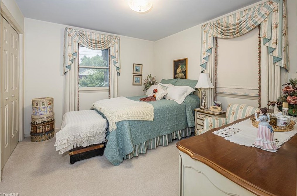 4118 Elmyra Dr, Greensboro NC  27407-7502 exterior