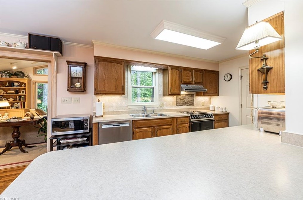 4118 Elmyra Dr, Greensboro NC  27407-7502 exterior