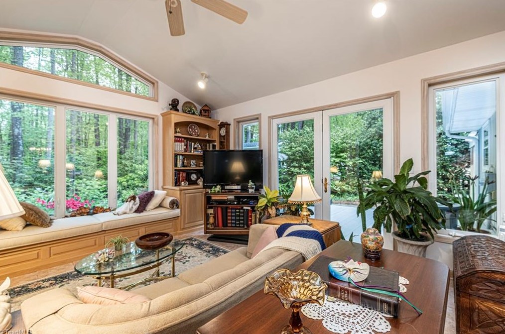4118 Elmyra Dr, Greensboro NC  27407-7502 exterior