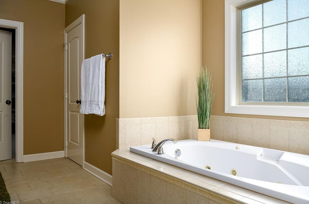 6090 Clopton Dr, Greensboro NC 27455-8373 exterior