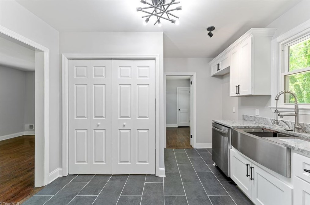 3403 Wilshire Dr, Greensboro NC  27408-2923 exterior