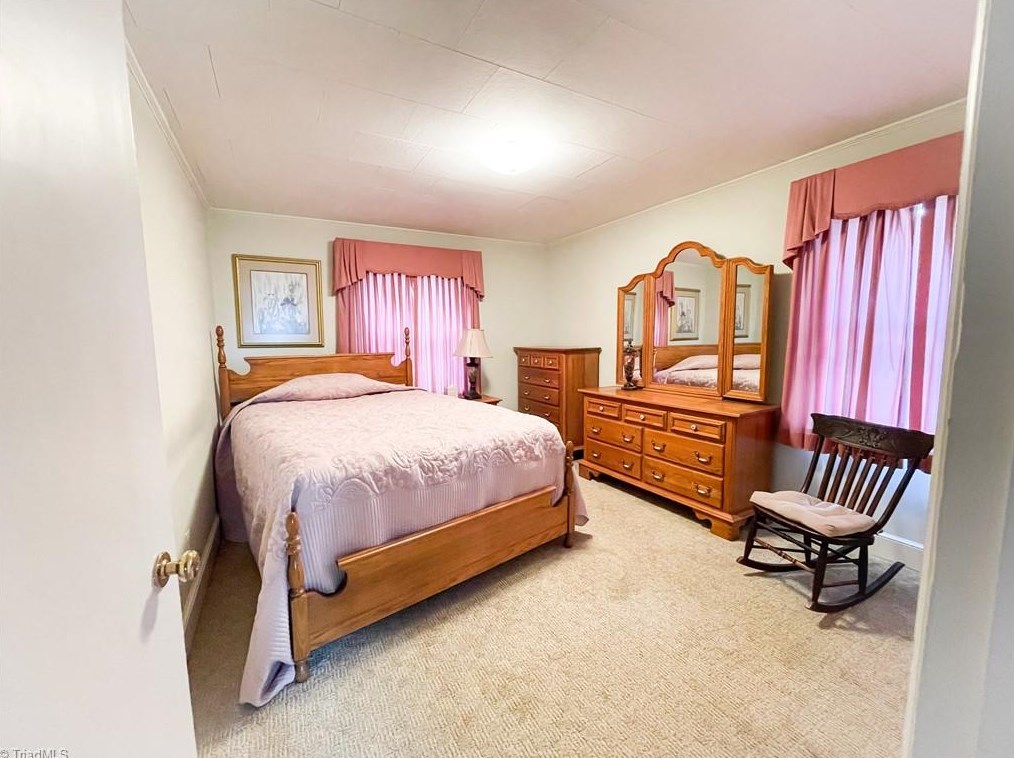 127 Pineview Dr, Mount Airy NC 27030-5145 exterior