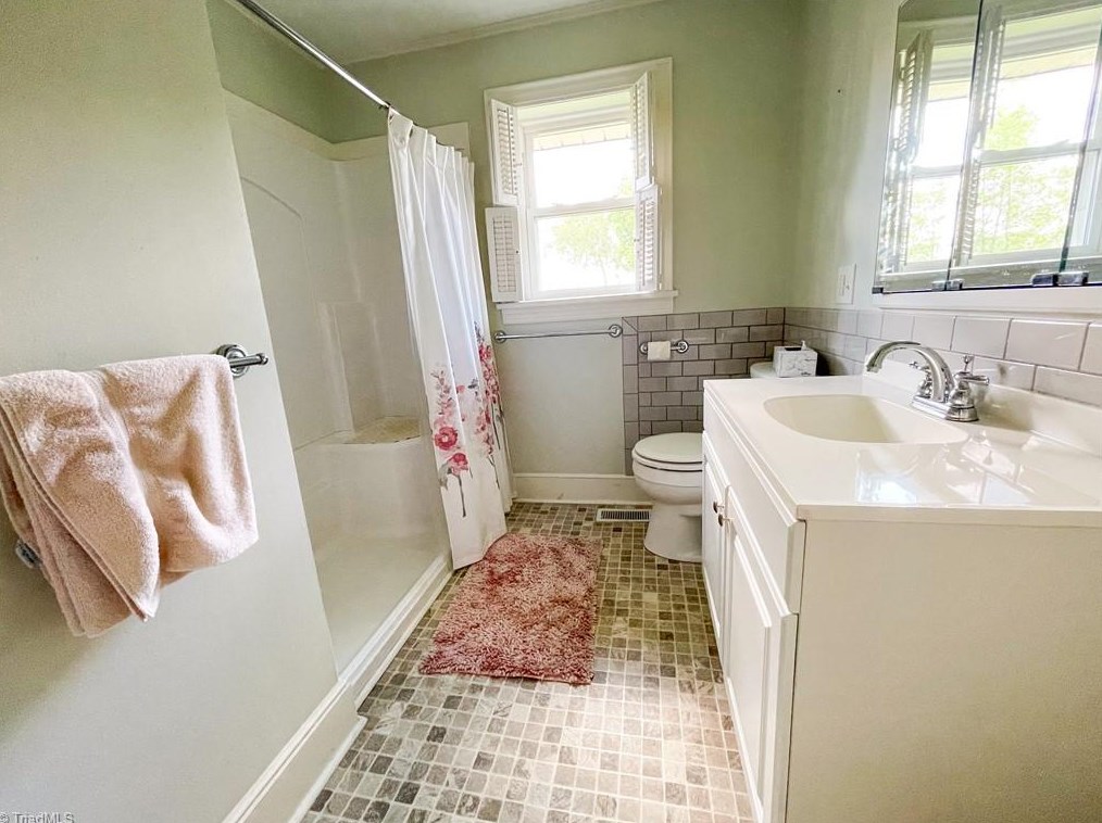 127 Pineview Dr, Mount Airy NC 27030-5145 exterior