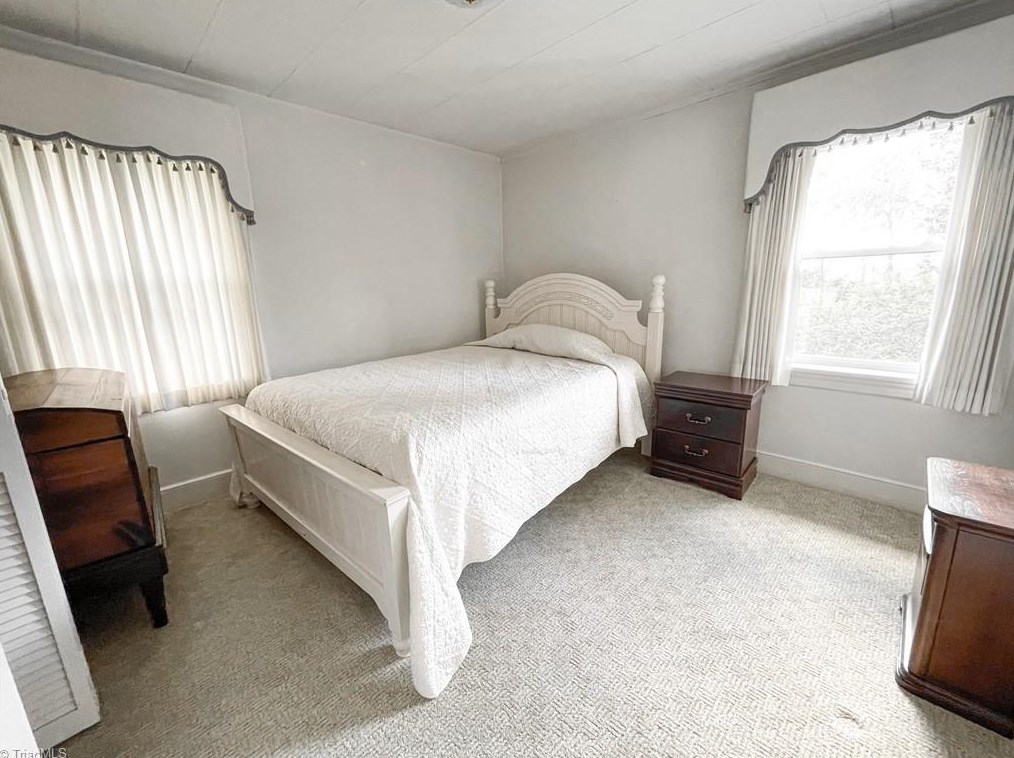 127 Pineview Dr, Mount Airy NC 27030-5145 exterior