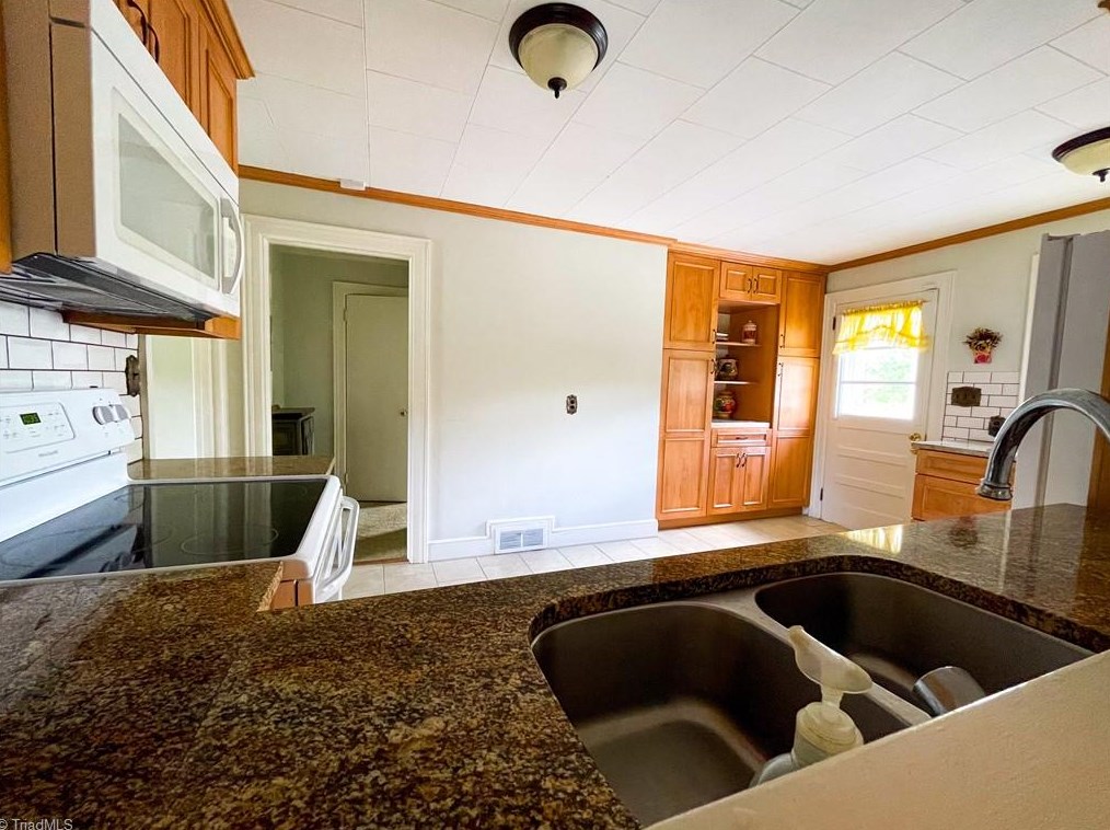 127 Pineview Dr, Mount Airy NC 27030-5145 exterior