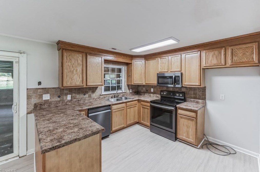 109 Kingston Dr, King NC  27021-9573 exterior