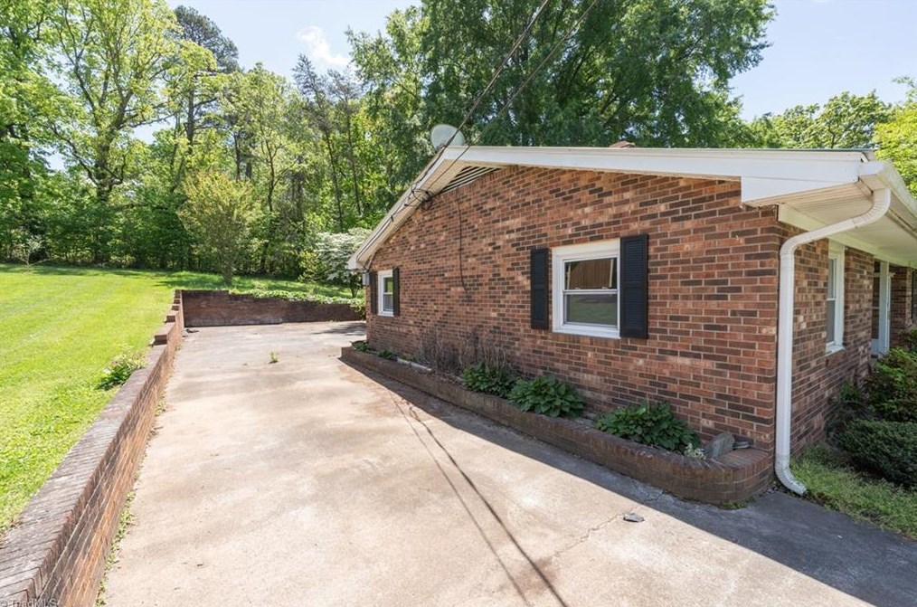 109 Kingston Dr, King NC  27021-9573 exterior