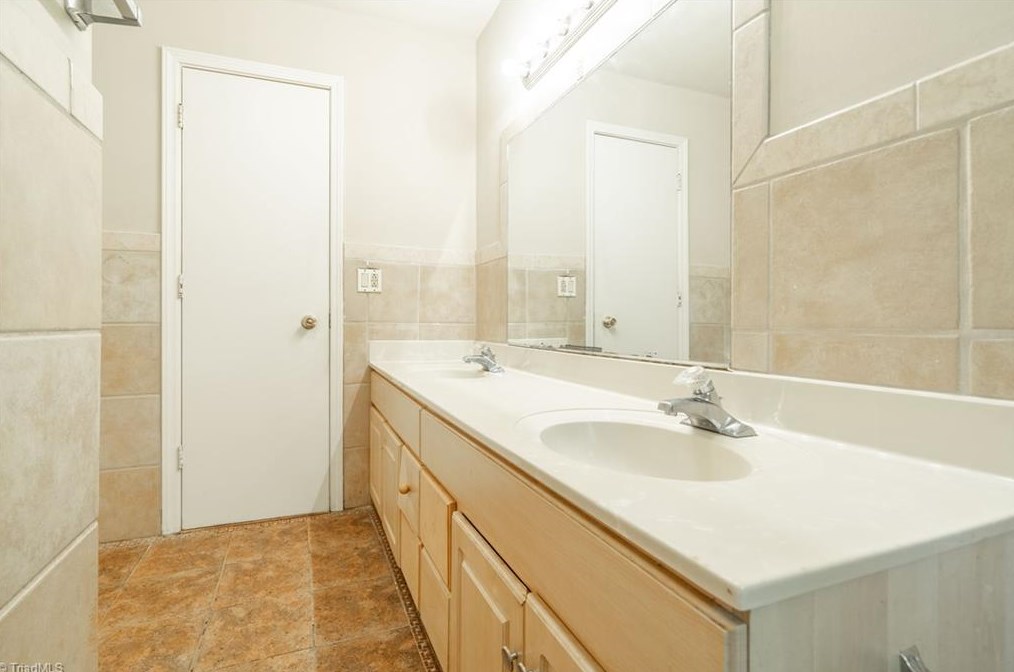 1200 Lockland Ave, Winston Salem NC  27103-2740 exterior