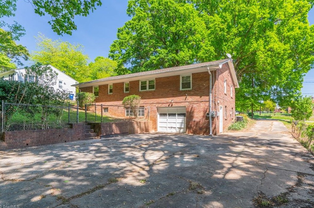 1200 Lockland Ave, Winston Salem NC  27103-2740 exterior