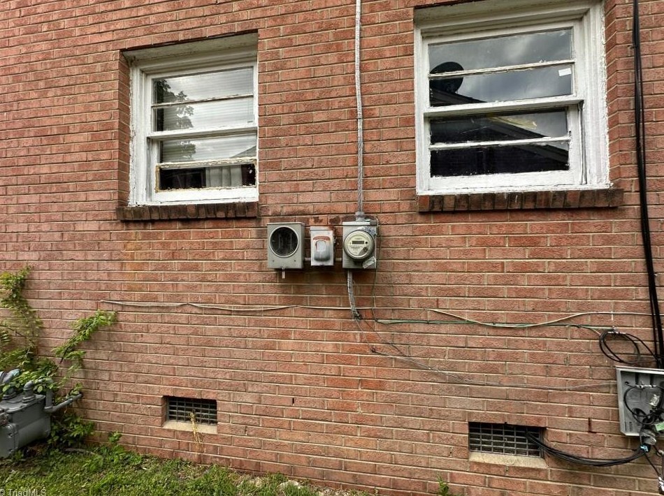 1702 Eastwood Ave, Greensboro NC  27406-3940 exterior