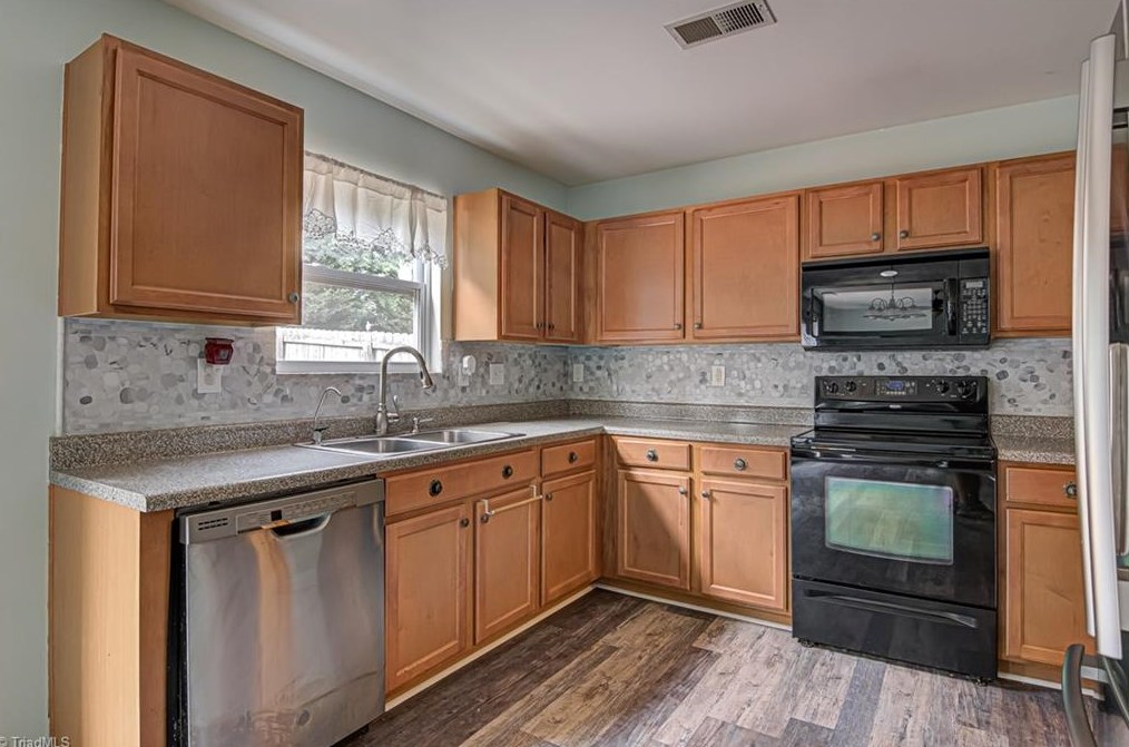 4425 Vernon Cir, Kernersville NC  27284-0132 exterior