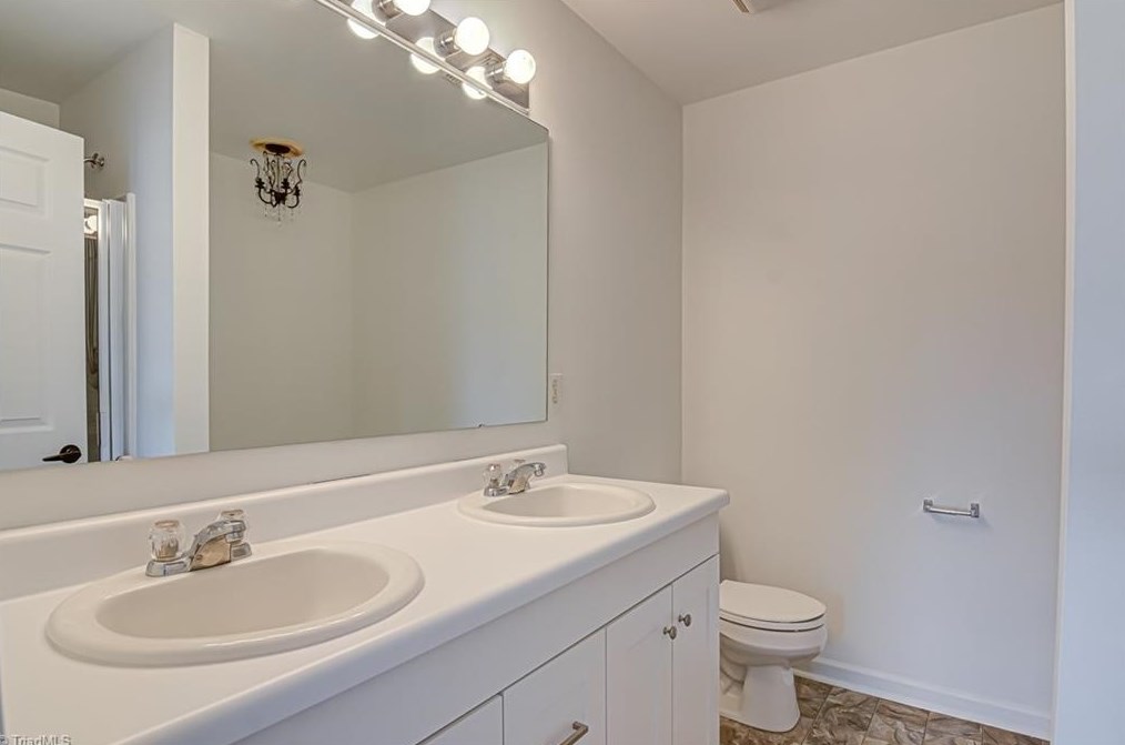 4425 Vernon Cir, Kernersville NC  27284-0132 exterior