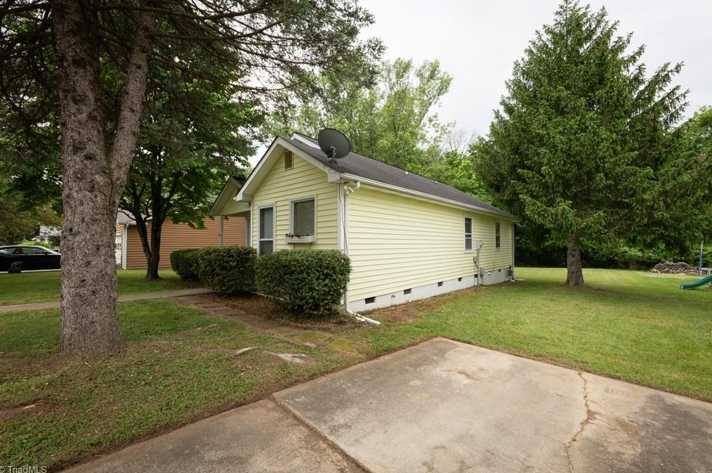 1611 Upland Dr, Greensboro NC  27405-5028 exterior