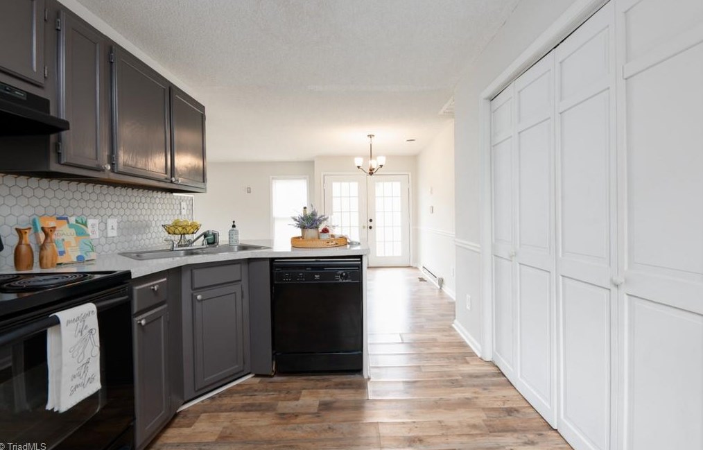 1611 Upland Dr, Greensboro NC  27405-5028 exterior