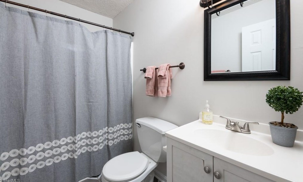 1611 Upland Dr, Greensboro NC  27405-5028 exterior