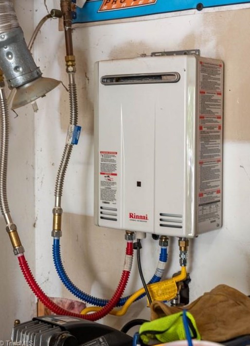 1137 Hawick Dr, High Point NC  27262-8086 exterior