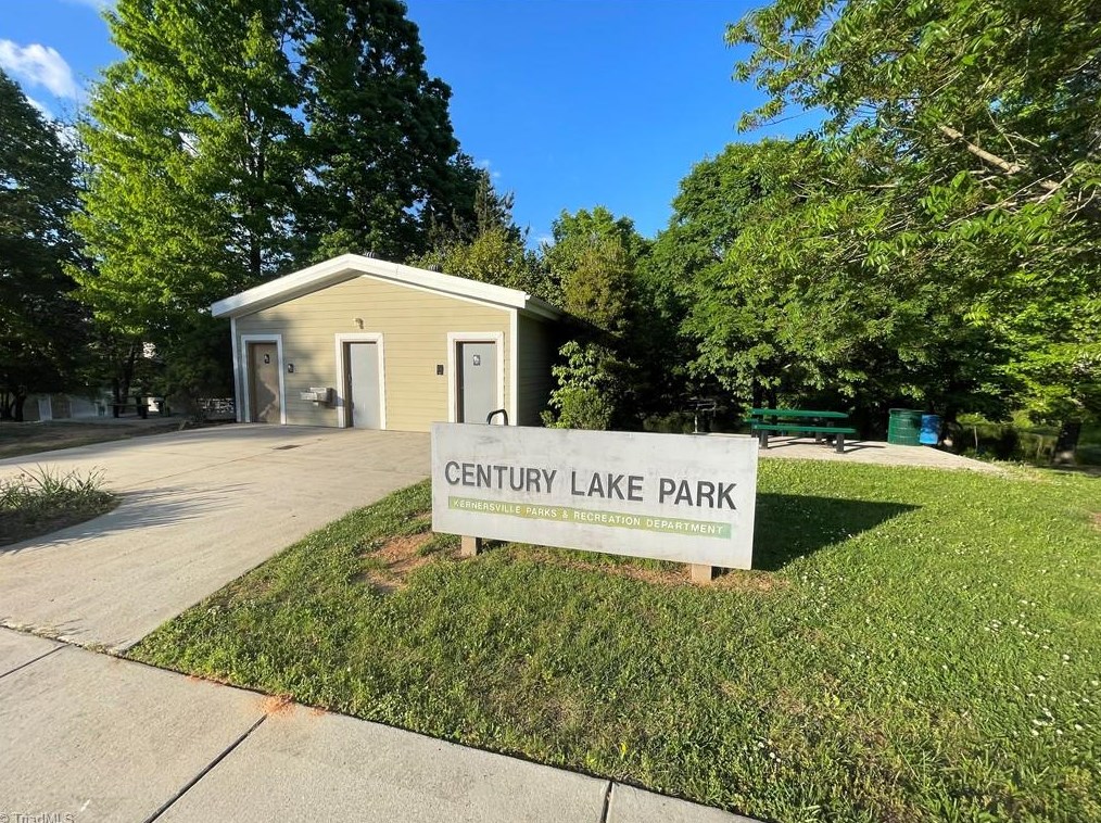 570 Brookside Ct, Kernersville NC  27284-3320 exterior
