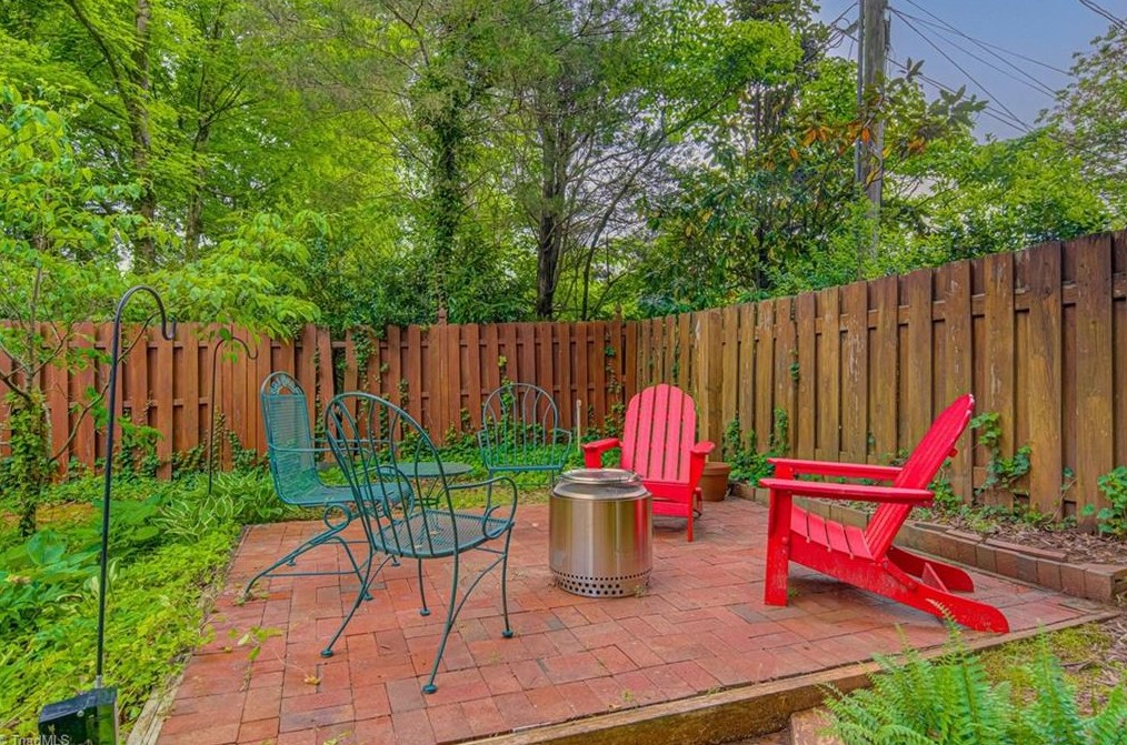 2006 Reynolda Rd, Winston Salem NC  27106-5112 exterior
