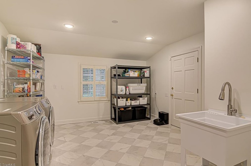 2006 Reynolda Rd, Winston Salem NC  27106-5112 exterior