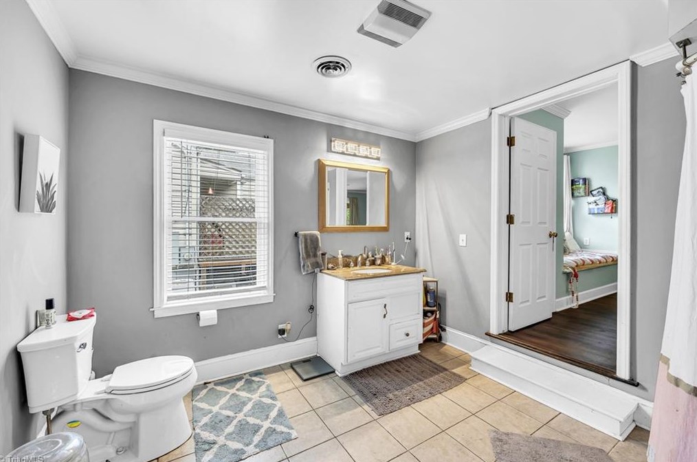 1600 Roseland St, Greensboro NC  27408-5930 exterior