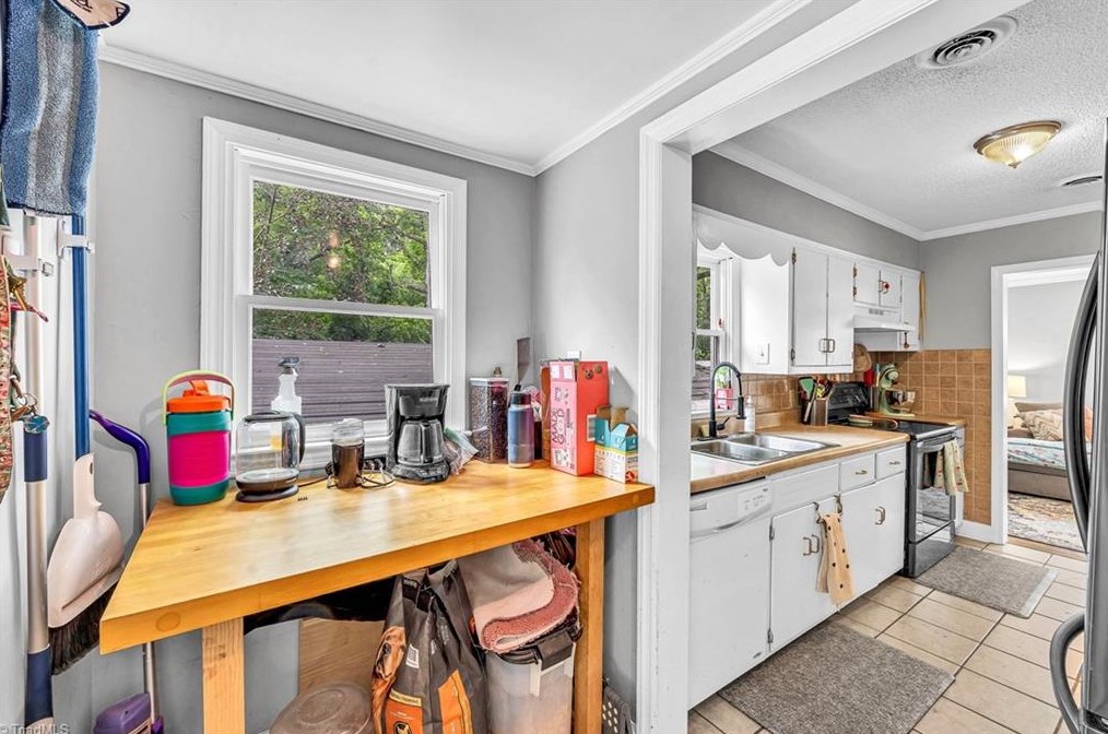 1600 Roseland St, Greensboro NC  27408-5930 exterior