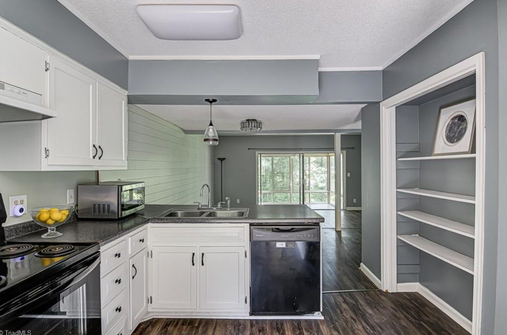 330 Lamplighter Cir, Winston Salem NC  27104-3421 exterior