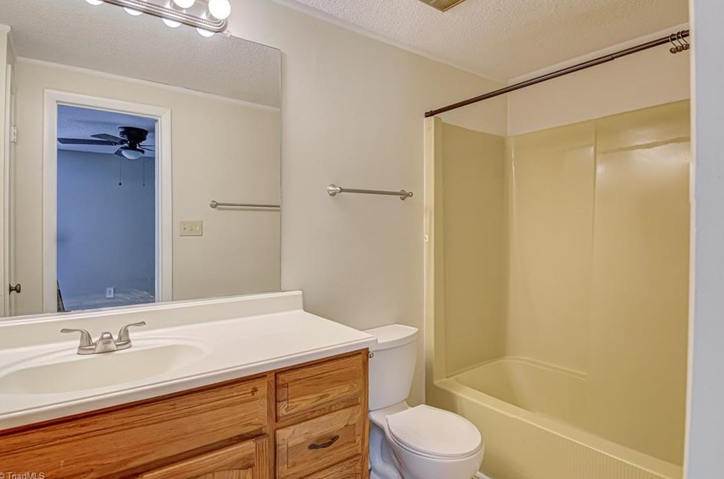 330 Lamplighter Cir, Winston Salem NC  27104-3421 exterior