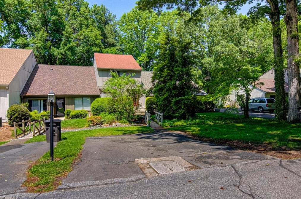 330 Lamplighter Cir, Winston Salem NC  27104-3421 exterior