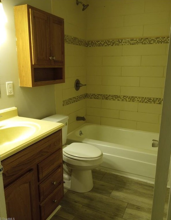 514 Spicewood Dr, Greensboro NC 27405-3117 exterior