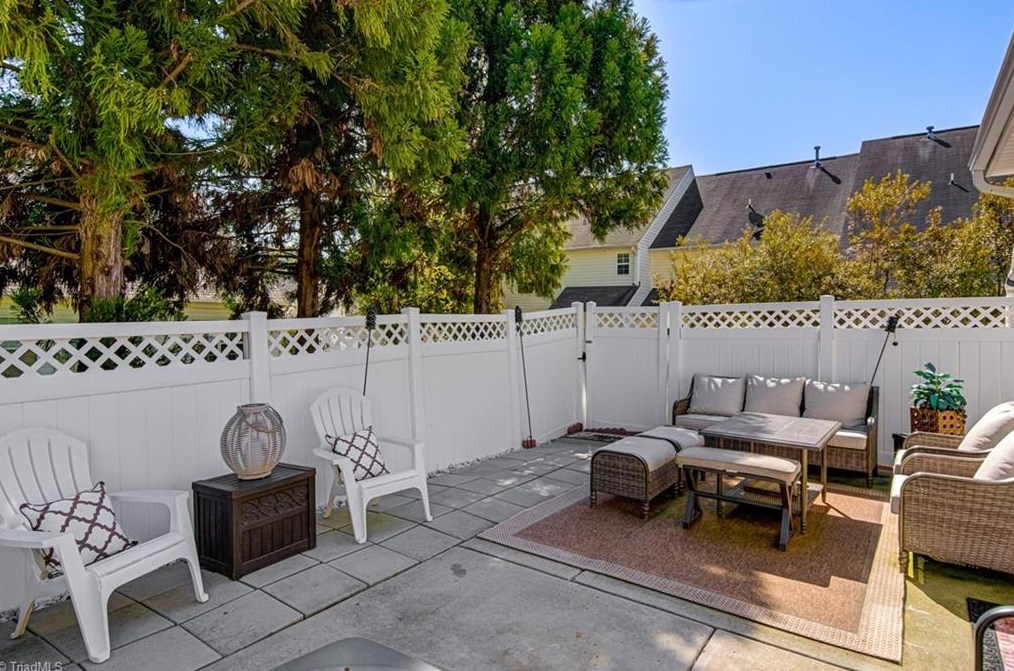 212 Nighthawk Pl, Greensboro NC 27409-9128 exterior