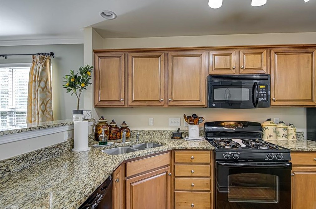 212 Nighthawk Pl, Greensboro NC 27409-9128 exterior